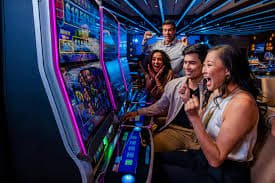 Người hâm mộ bóng đá Việt Nam xem V.League qua ok play